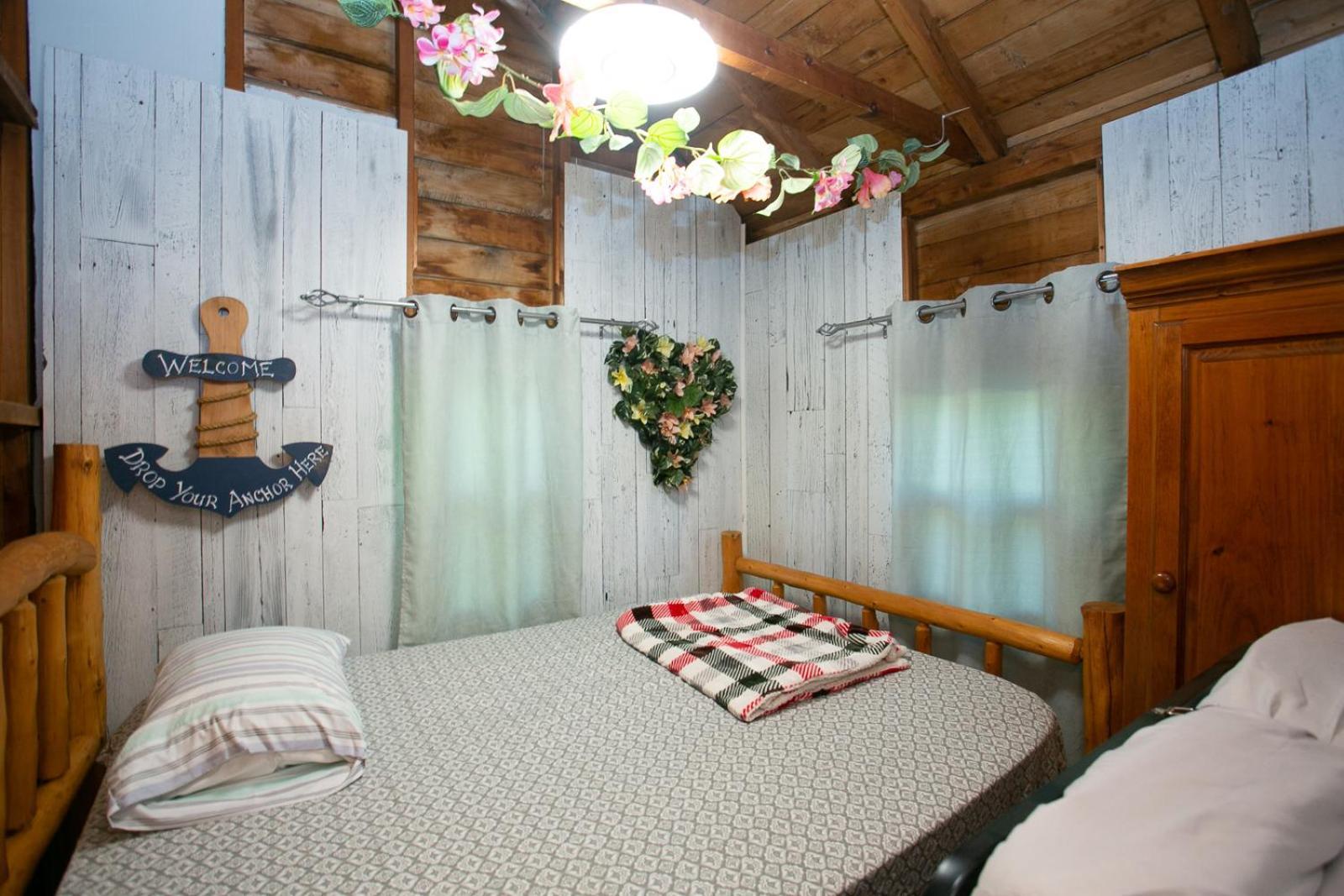 Fun Place With A Sandy Beach For Swimming, Boating, And Fishing, Featuring 3 Available Cabins Fenelon Falls Bagian luar foto